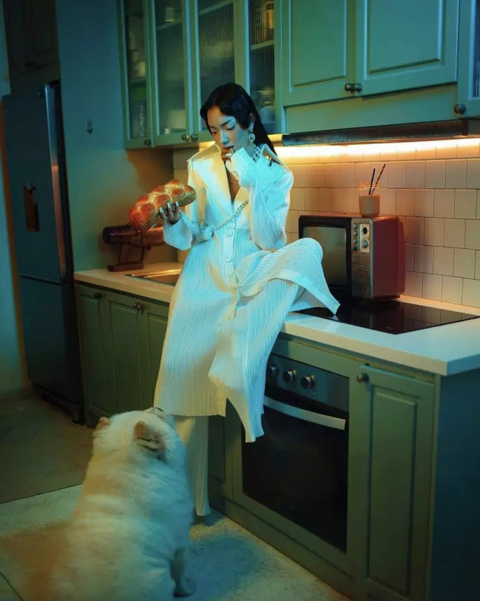 Châu Bùi đăng tải tấm ảnh đẹp như tạp chí. Cô nàng thả dáng trong set đồ trắng sang chảnh, một điểm đáng tiếc nhỏ xíu là chú chó có vẻ không 'liên quan', chẳng hợp tác mấy.