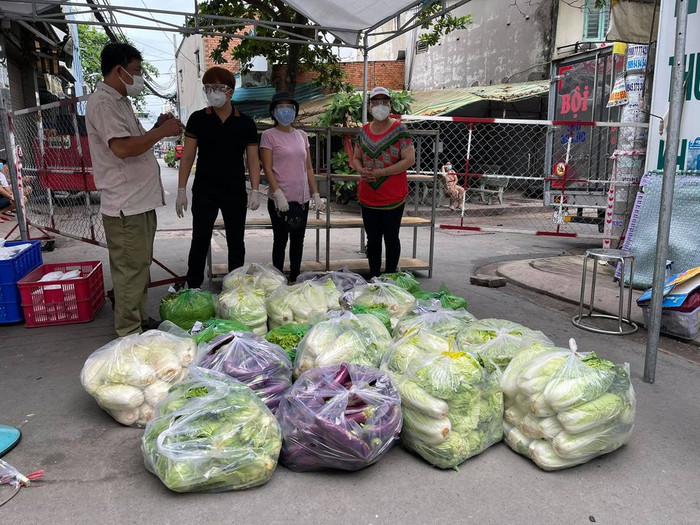 MC Đại Nghĩa thức xuyên đêm chở rau, bận rộn công việc thiện nguyện mùa dịch Ảnh 6