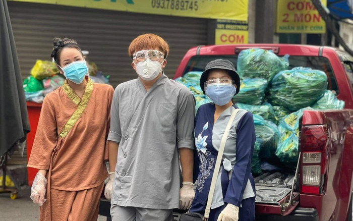 MC Đại Nghĩa thức xuyên đêm chở rau, bận rộn công việc thiện nguyện mùa dịch Ảnh 2