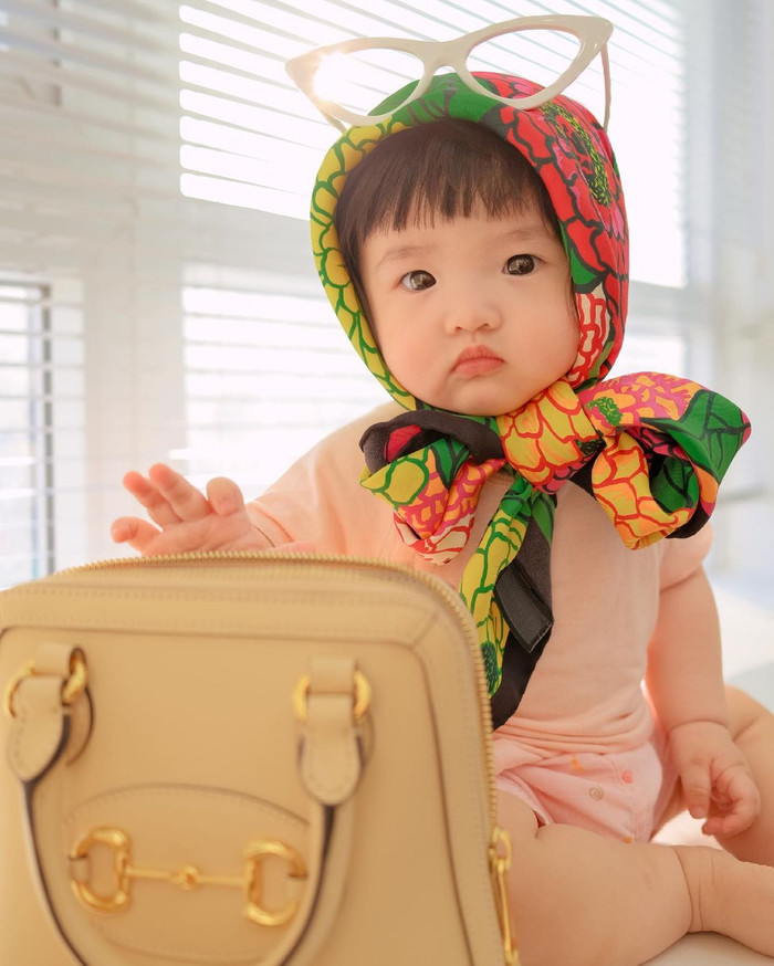 Bé Winnie vẫn là một ái nữ đáng yêu và chịu khó tương tác với máy ảnh mỗi khi sống ảo.