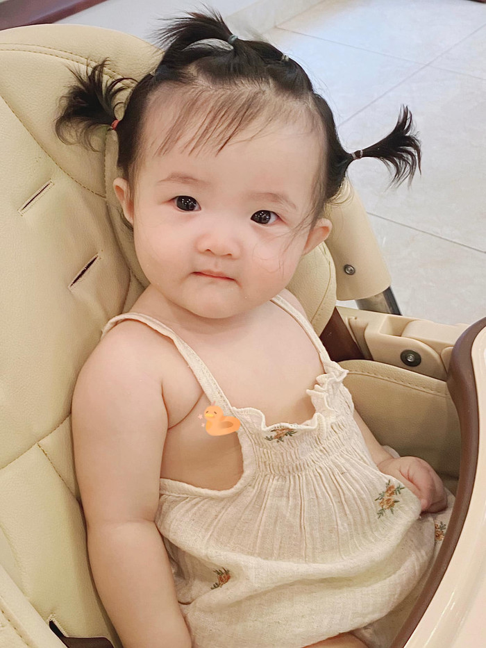 Nhóc tì nhà Đông Nhi - Ông Cao Thắng sở hữu đôi mắt tròn, cặp má phúng phính và mái tóc đen dày nên lúc nào cũng được tạo cho nhiều kiểu tóc vô cùng đáng yêu.