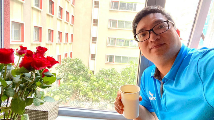 'Dù buồn chán nhưng chúng tôi không ai kêu than gì, mình là đàn ông mà. Mọi người chỉ luôn cố làm nhau vui vẻ thoải mái nhất để thực hiện tốt phòng dịch, sớm về nhà”, anh Thoả tâm sự.