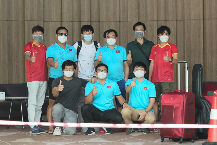 Anh Lâm Thoả và những đồng nghiệp cùng đội tuyển Việt Nam đi UAE.