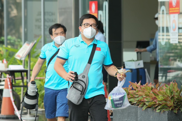 Trong suốt quá trình tác nghiệp tại đây, mọi thứ đều diễn ra thuận lợi cho đến khi một thành viên trong nhóm phóng viên được phát hiện mắc Covid-19.