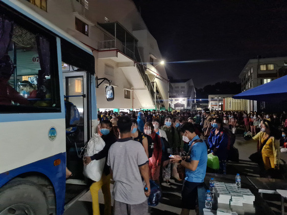 Hơn 1.000 công nhân trong tổng số hơn 4.000 công nhân của Công ty TNHH Hansoll Vina (khu công nghiệp Sóng Thần 1, thành phố Dĩ An) đã được đưa đi cách ly. Ảnh: Tuổi Trẻ Online