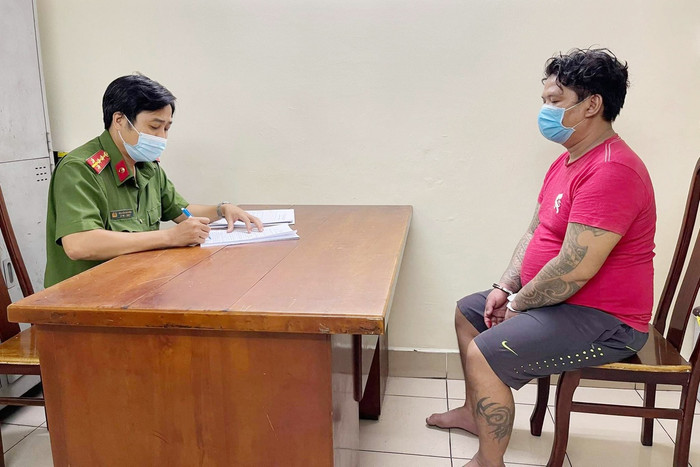 Nguyễn Văn Tín tại cơ quan công an. Ảnh: Zing.vn