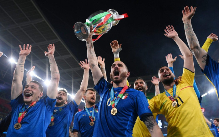 VIDEO: Khoảnh khắc cầu thủ Italia nâng cao Cúp vô địch EURO 2020 Ảnh 2