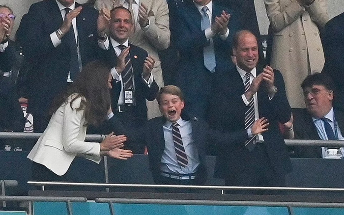 Hoàng tử George cười nghiêng ngả rồi buồn bã khi cổ vũ tuyển nhà trong trận chung kết Euro 2020 Ảnh 2