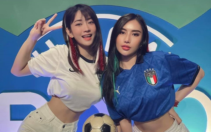 Hot TikToker Lê Bống, Trang Tracy diện đồ ngắn cũn cỡn cổ vũ chung kết EURO 2020 Ảnh 2