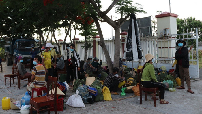 Đoàn 47 người tạm dừng chân tại xã Ninh Ích (thị xã Ninh Hòa) trước khi được hỗ trợ xe về quê. Ảnh: Hiền Lương/Thanh Niên