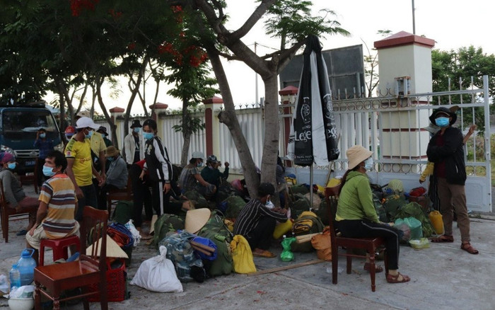 Không có xe khách về quê do dịch COVID-19, đoàn 47 người H'rê tính đi bộ từ Khánh Hòa về Quảng Ngãi Ảnh 2