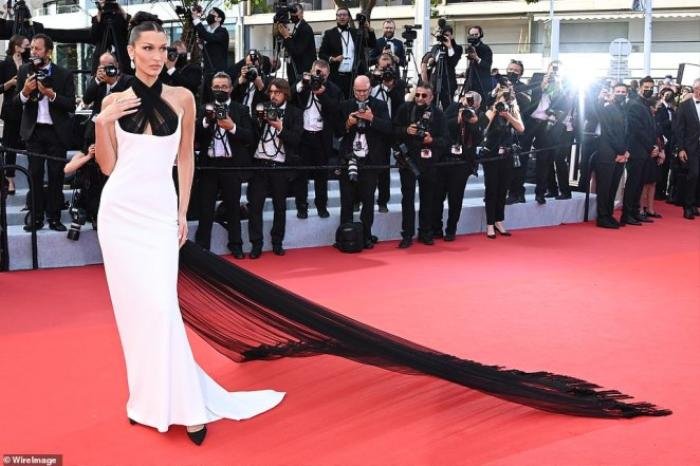 Bella Hadid thả rông vòng 1 hoàn toàn nhưng vòng cổ hình lá phổi mới là tâm điểm trên thảm đỏ Cannes Ảnh 7