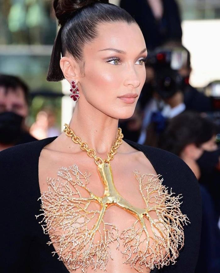 Bella Hadid thả rông vòng 1 hoàn toàn nhưng vòng cổ hình lá phổi mới là tâm điểm trên thảm đỏ Cannes Ảnh 5