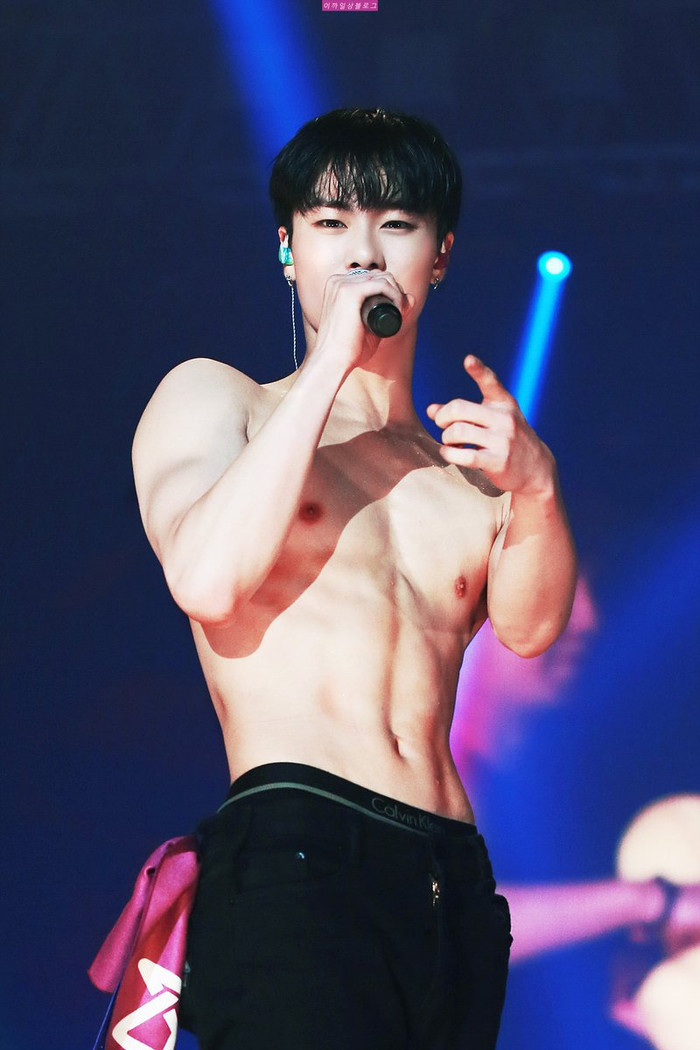 7 idol K- Pop cơ bắp đẹp nhất: Hai thành viên của BTS hay Taecyeon cũng phải chịu thua anh chàng này! Ảnh 6