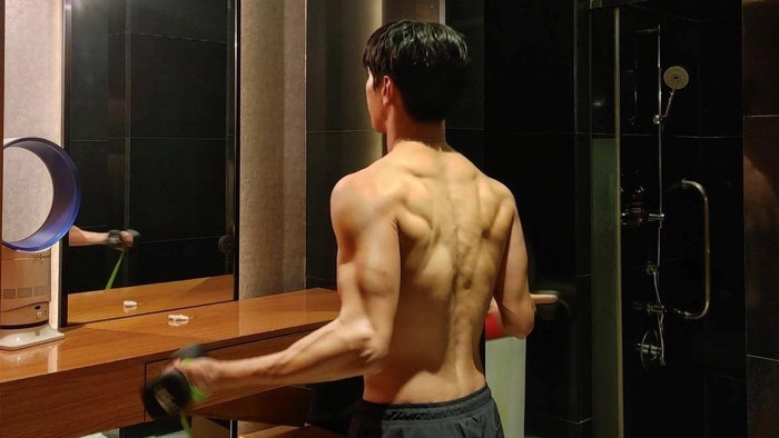 7 idol K- Pop cơ bắp đẹp nhất: Hai thành viên của BTS hay Taecyeon cũng phải chịu thua anh chàng này! Ảnh 14