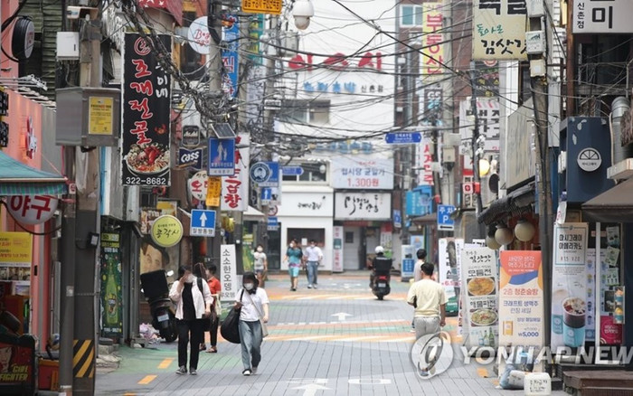 Hàn Quốc ghi nhận 1.100 ca mắc Covid-19 một ngày, áp đặt lệnh phong tỏa nghiêm ngặt nhất ở vùng thủ đô Ảnh 2