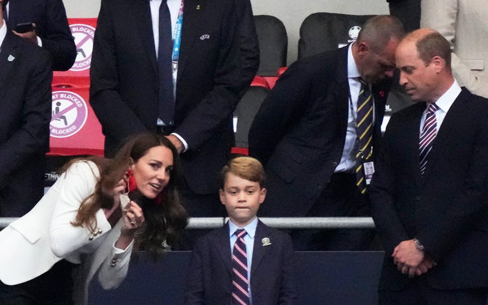 Hoàng tử George buồn bã vì trận thua của tuyển Anh Ảnh 2