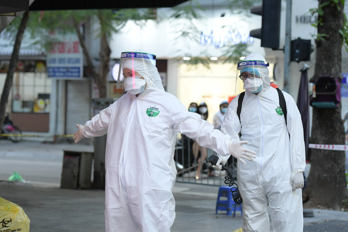 Khử khuẩn đồ bảo hộ sau khi hoàn thành công việc.