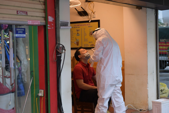 Toàn bộ nhân viên, chủ cửa hàng được lấy mẫu xét nghiệm dịch bệnh.