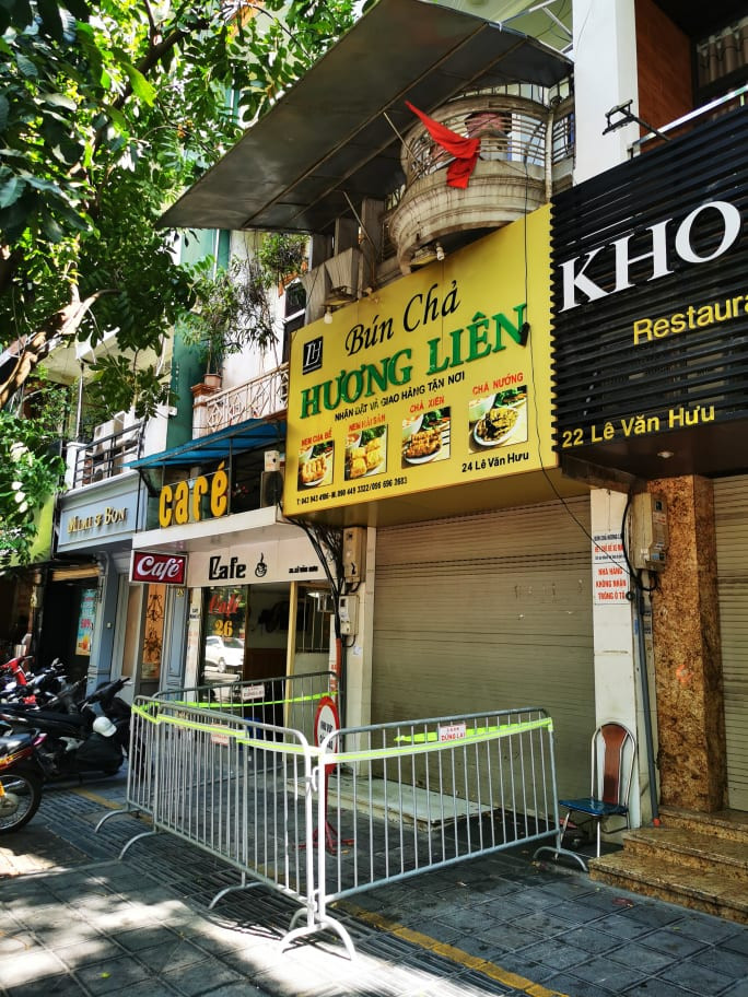 CDC Hà Nội thông báo, những ai đã từng đến quán bún chả Hương Liên, 24 Lê Văn Hưu, phường Phạm Đình Hổ, (Hai Bà Trưng) vào ngày 8/7/2021 trong khoảng thời gian từ 18h – 19h, cần liên hệ cơ quan y tế gần nhất.