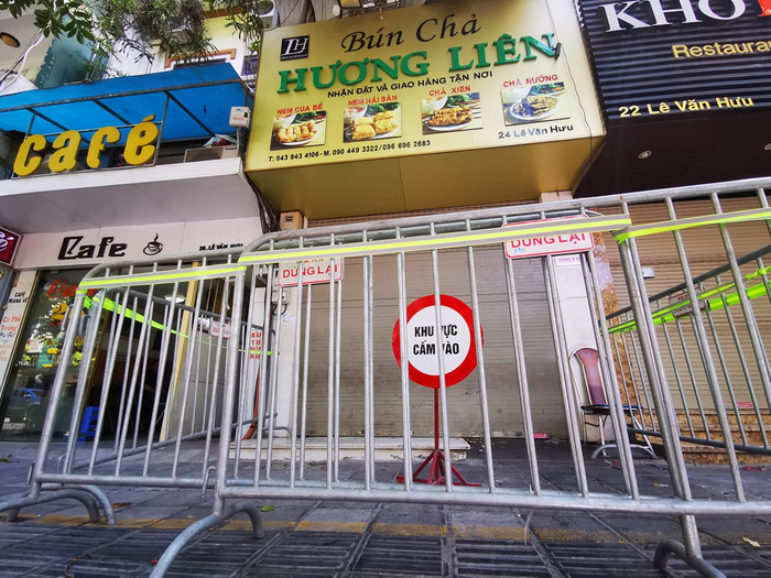Quán bún chả 'Obama' trên đường Lê Văn Hưu cũng được phong toả do liên quan bệnh nhân nhiễm Covid-19.