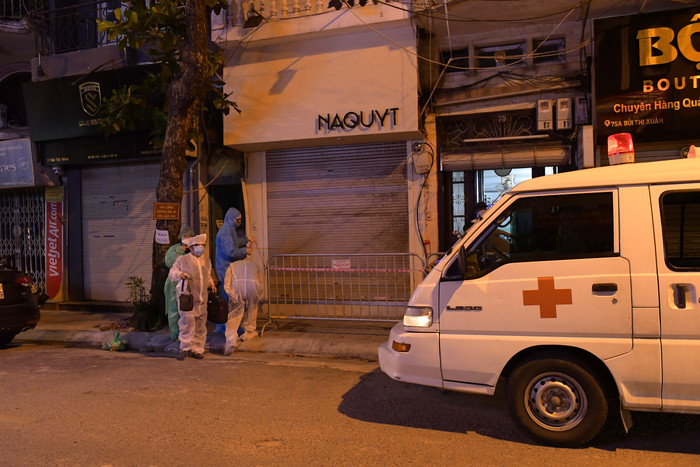 Các công tác phòng dịch như lấy mẫu, phung khử khuẩn, cách ly, truy vết,.. được thực hiện đồng bộ trong tối 11/7.