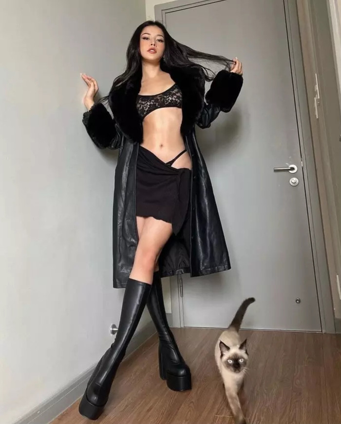 Cô nàng thậm chí còn tạo nhiều dáng kéo tụt váy, , để lộ một phần nội y.