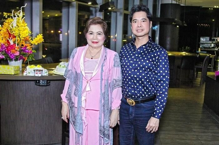 Mẹ chính là người tháp tùng danh ca Ngọc Sơn trong những chuyến lưu diễn.