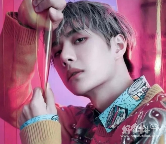 Vương Nhất Bác được fan tặng quà 'siêu to khổng lồ' nhân concert kỉ niệm 12 năm thành lập YH Ent Ảnh 6