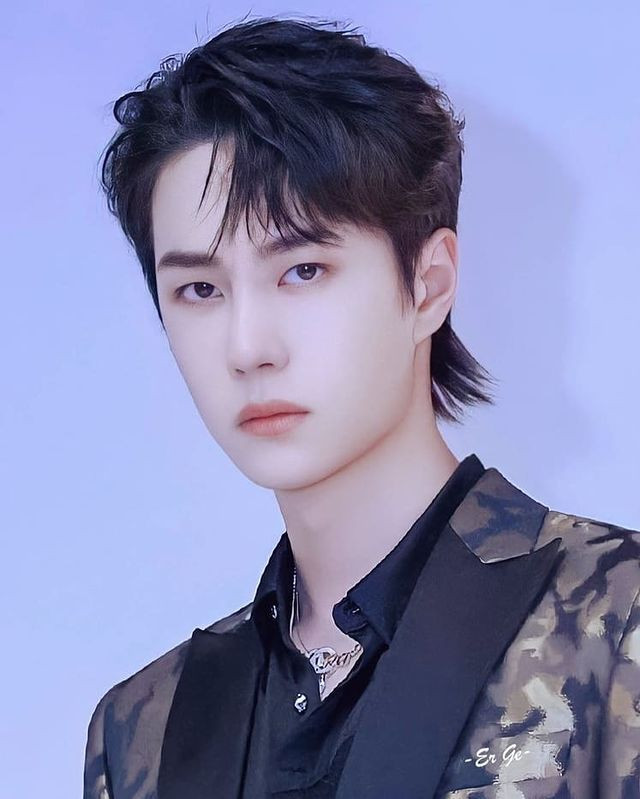 Vương Nhất Bác được fan tặng quà 'siêu to khổng lồ' nhân concert kỉ niệm 12 năm thành lập YH Ent Ảnh 3