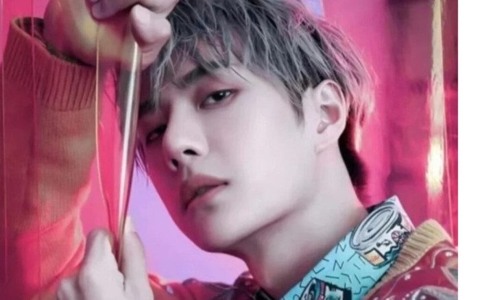 Vương Nhất Bác được fan tặng quà 'siêu to khổng lồ' nhân concert kỉ niệm 12 năm thành lập YH Ent Ảnh 2