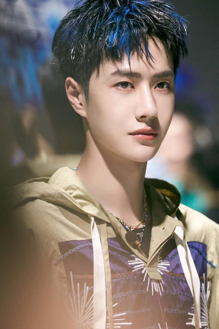 Vương Nhất Bác được fan tặng quà 'siêu to khổng lồ' nhân concert kỉ niệm 12 năm thành lập YH Ent Ảnh 5