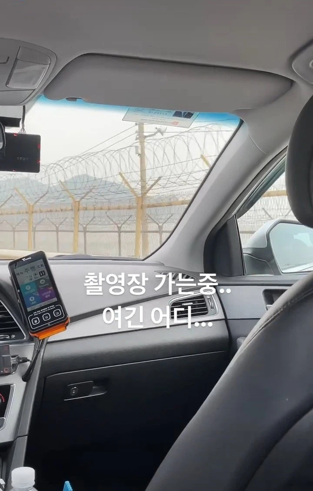 Nhân viên YG đăng ảnh trên đường tới địa điểm quay MV của Lisa.