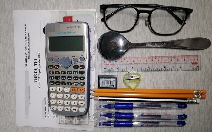 Giám thị yêu cầu kiểm tra vật dụng mang vào phòng thi, nam sinh lấy ra một thứ khiến tất cả cười ngất Ảnh 2