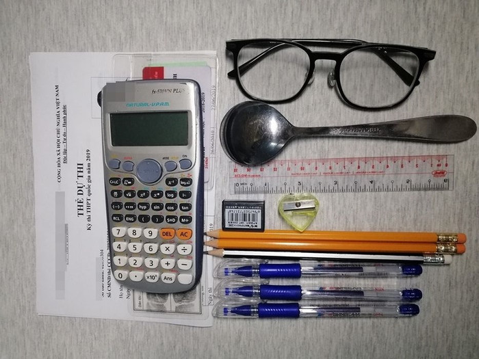 Giám thị yêu cầu kiểm tra vật dụng mang vào phòng thi, nam sinh lấy ra một thứ khiến tất cả cười ngất Ảnh 4