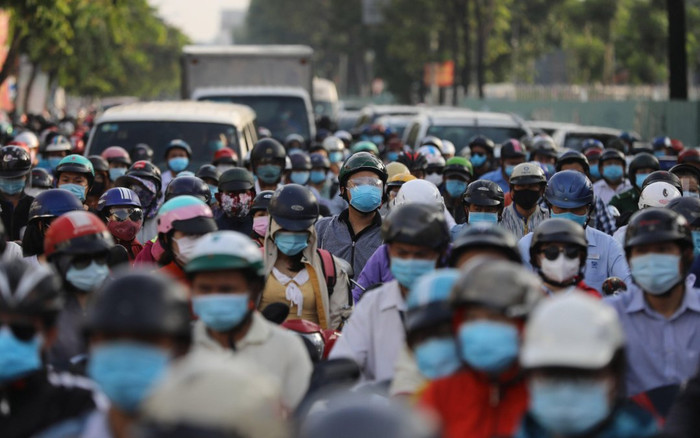 TP.HCM: Dòng người kẹt cứng tại chốt kiểm soát dịch Covid-19 theo Chỉ thị 16 gây ùn tắc kinh hoàng Ảnh 2