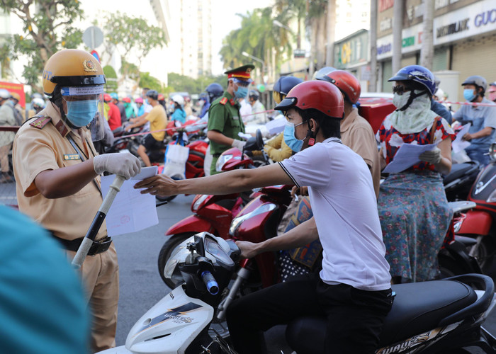 Người dân trình báo giấy xét nghiệm âm tính với Covid- 19. Ảnh: Tiền Phong