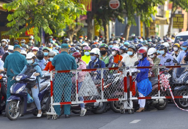 Dòng người đổ về trung tâm thành phố làm việc ngày đầu tuần quá đông dẫn đến tình trạng ùn tắc nghiêm trọng tại đường Nguyễn Kiệm, Gò Vấp. Ảnh: báo Dân Sinh
