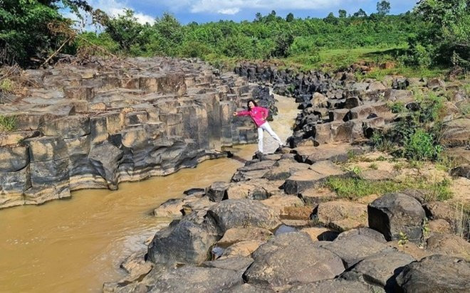 3 bãi đá cổ hình lục lăng ở Gia Lai Ảnh 2