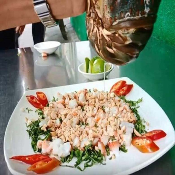 Tiết canh tôm hùm rất hiếm bởi đắt đỏ và phụ thuộc và nguyên liệu tôm hùm ngon. (Ảnh: Internet)