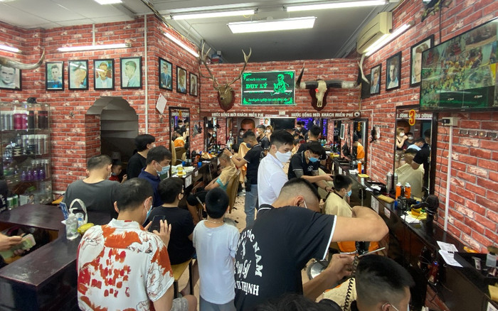 Tiệm cắt tóc ở Hà Nội đông nghịt khách trước giờ đóng cửa để phòng dịch Covid-19 Ảnh 2