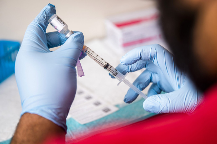 Chuyên gia: 'Tiêm vaccine Covid-19 để bảo vệ cả những người xung quanh bạn' Ảnh 4