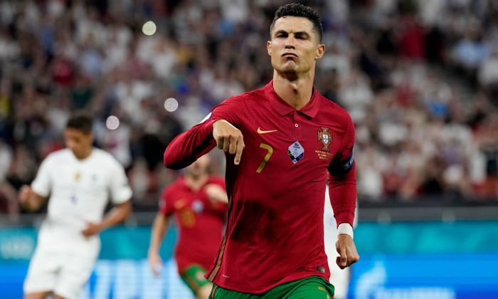 Ronaldo chơi cao nhất hàng công đội hình tiêu biểu EURO 2020 do UEFA bầu chọn.