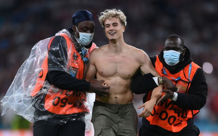 Hé lộ profile của chàng hot boy 6 múi làm loạn chung kết EURO 2020 Ảnh 2