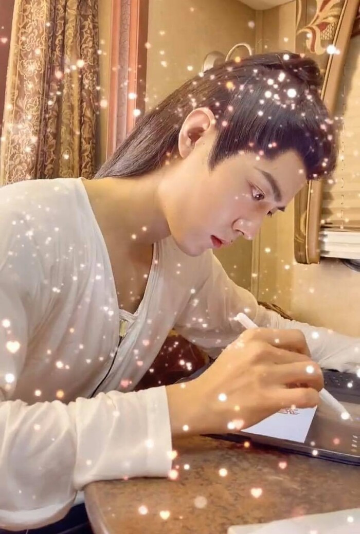 Tiêu Chiến thu phục đoàn phim 'Ngọc cốt dao': Chủ động giải vây cho thành viên ekip mắc lỗi Ảnh 11