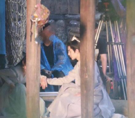 Tiêu Chiến thu phục đoàn phim 'Ngọc cốt dao': Chủ động giải vây cho thành viên ekip mắc lỗi Ảnh 10