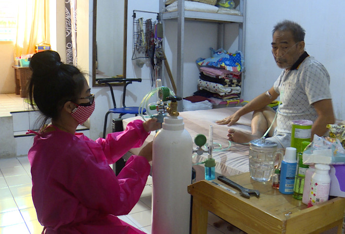 Minanti là một trong số nhiều người Indonesia buộc phải chăm sóc bệnh nhân nhiễm Covid-19 tại nhà.