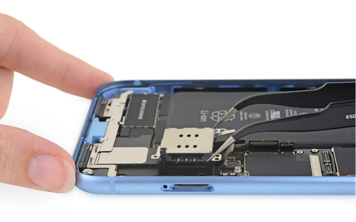 Ổ SIM của iPhone XR và iPhone 11 có thể tháo khỏi bo mạch dễ dàng mà không ảnh hưởng tới linh kiện khác. ẢNH: IFIXIT