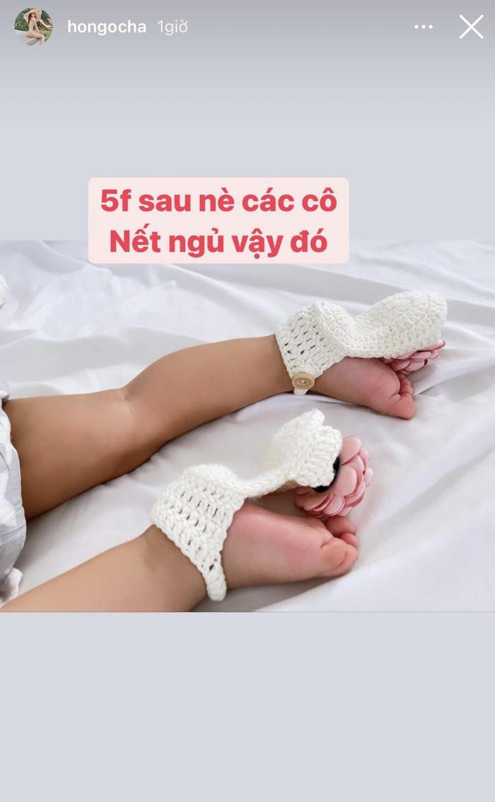 Chưa đầy 1 tuổi nhưng Lisa đã sở hữu đôi chân thon dài chẳng kém mẹ Hồ Ngọc Hà Ảnh 4