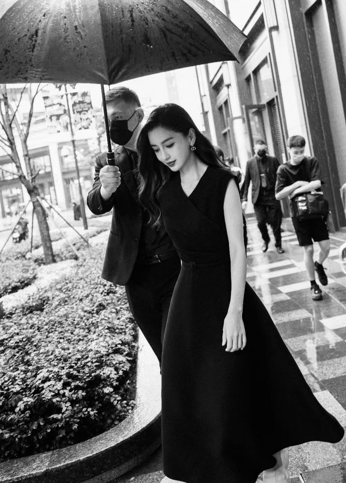 Vài tuần trước, Angelababy tham dự một sự kiện tạp chí, hình ảnh nàng thơ Dior bước đi khoan thai dưới ô khiến ai cũng phải chăm chú